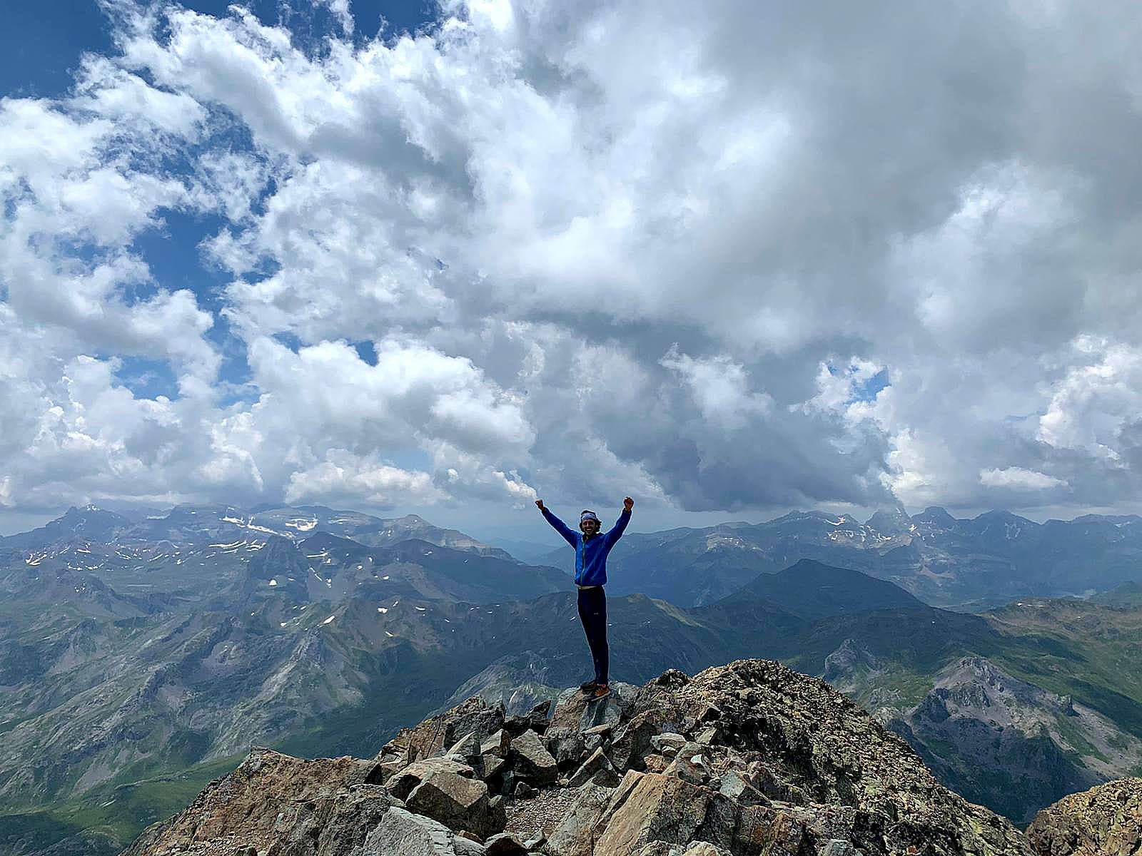 En la cima del Midi Ossau celebrando la ascensión
