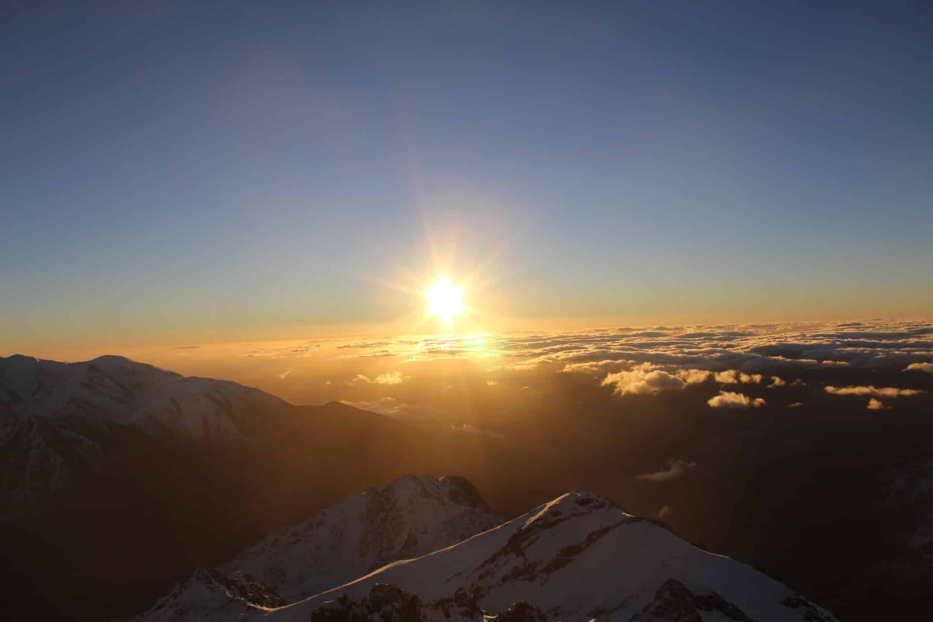 Amanece en la arista cimera del Toubkal