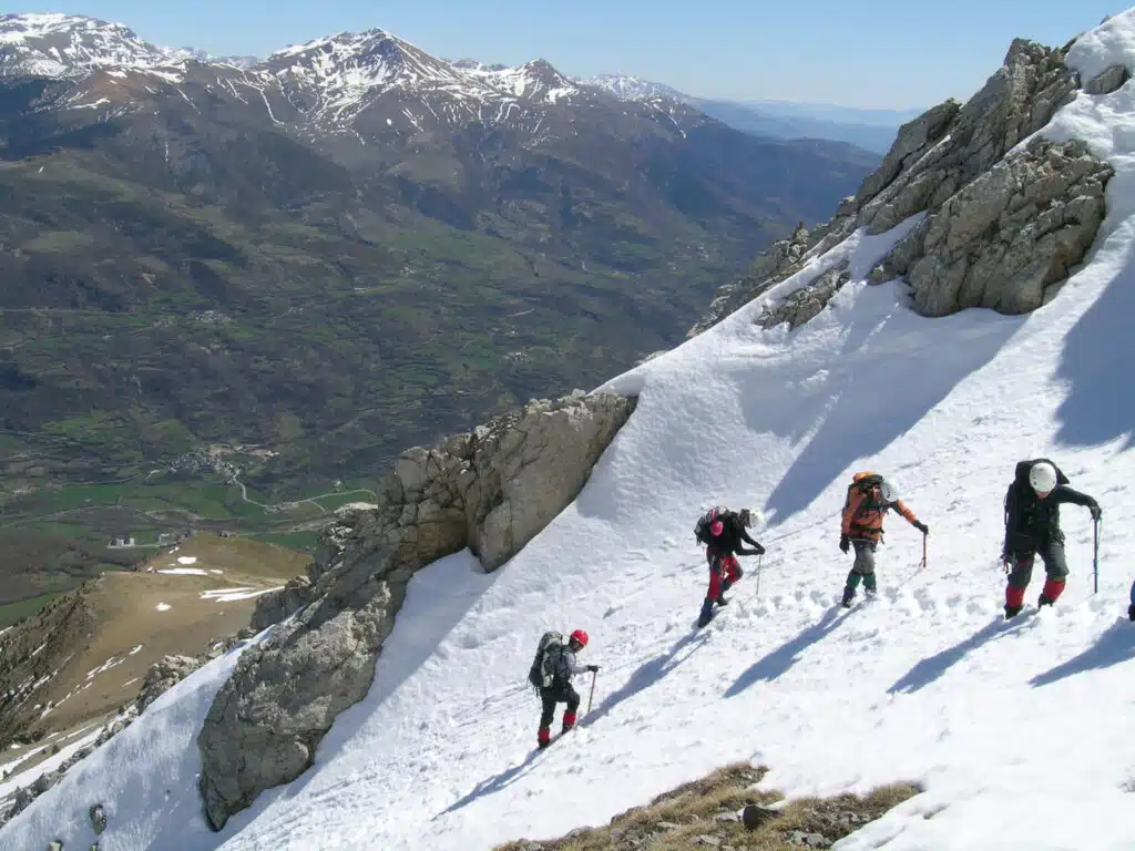 Curso de alpinismo invernal. Uso de crampones y piolet clásico