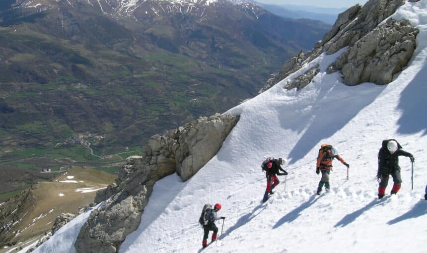 Curso de Alpinismo: Domina el Uso de Crampones y Piolet para Escaladas Invernales Seguras