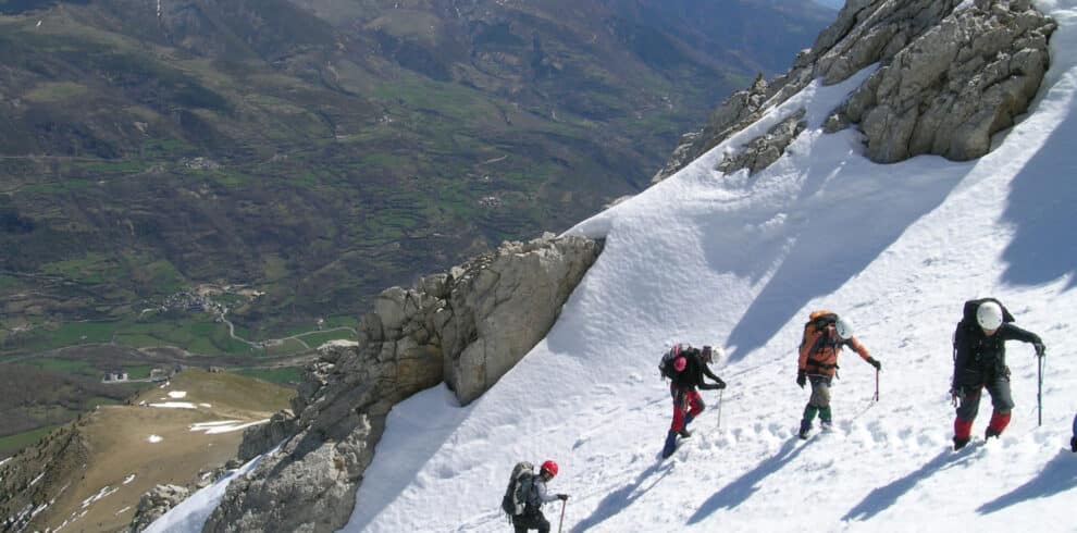 Curso de alpinismo invernal. Uso de crampones y piolet clásico