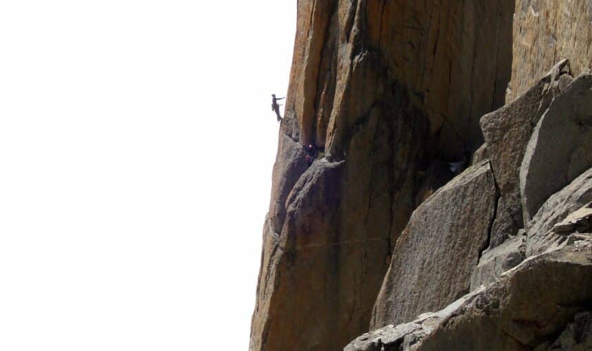 Curso de Escalada Clásica en Roca Tradicional: Aprende Anclajes y Maniobras para Grandes Paredes