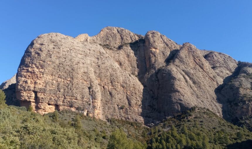 Escalada en Peña Rueba: Preámbulo Perfecto a Riglos y Aventura de Invierno