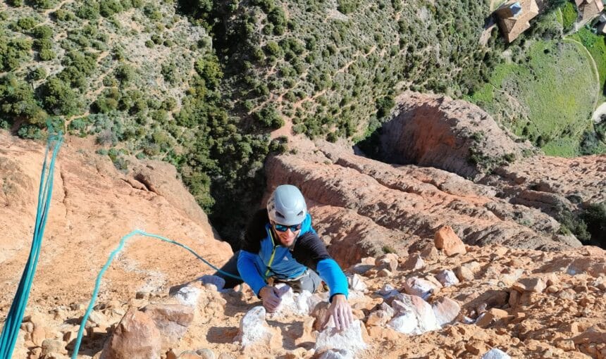 Aventura Vertical en los Mallos de Riglos: Desafíos de Escalada en Conglomerado Rojizo