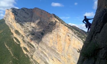 Escalada en la Pared de Cataluña, con la Pared de Aragón al fondo en el Congosto de Montrebei