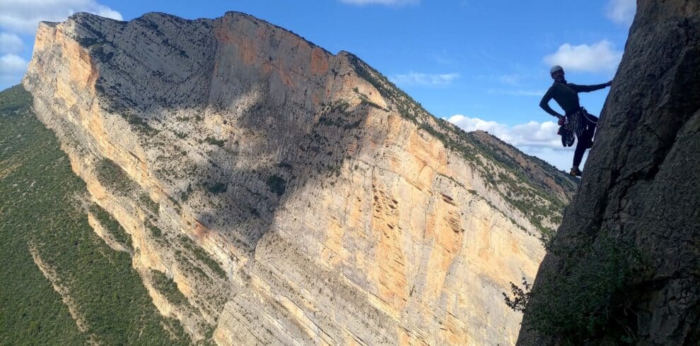 Escalada en la Pared de Cataluña, con la Pared de Aragón al fondo en el Congosto de Montrebei