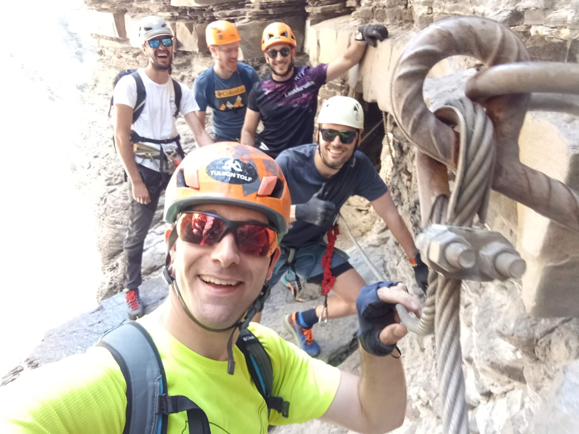 Todo el grupo en la Ferrata del Sorrosal en Broto