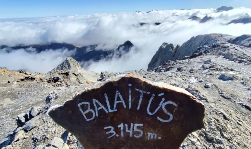 Ascenso al Balaitus: Reto y Belleza en el Corazón del Valle de Tena