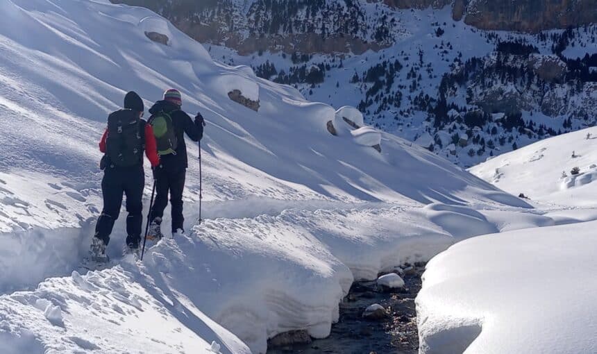 Exploración Invernal en el Valle de Ordesa: Rutas Escénicas con Raquetas de Nieve en Turieto y Pelupin