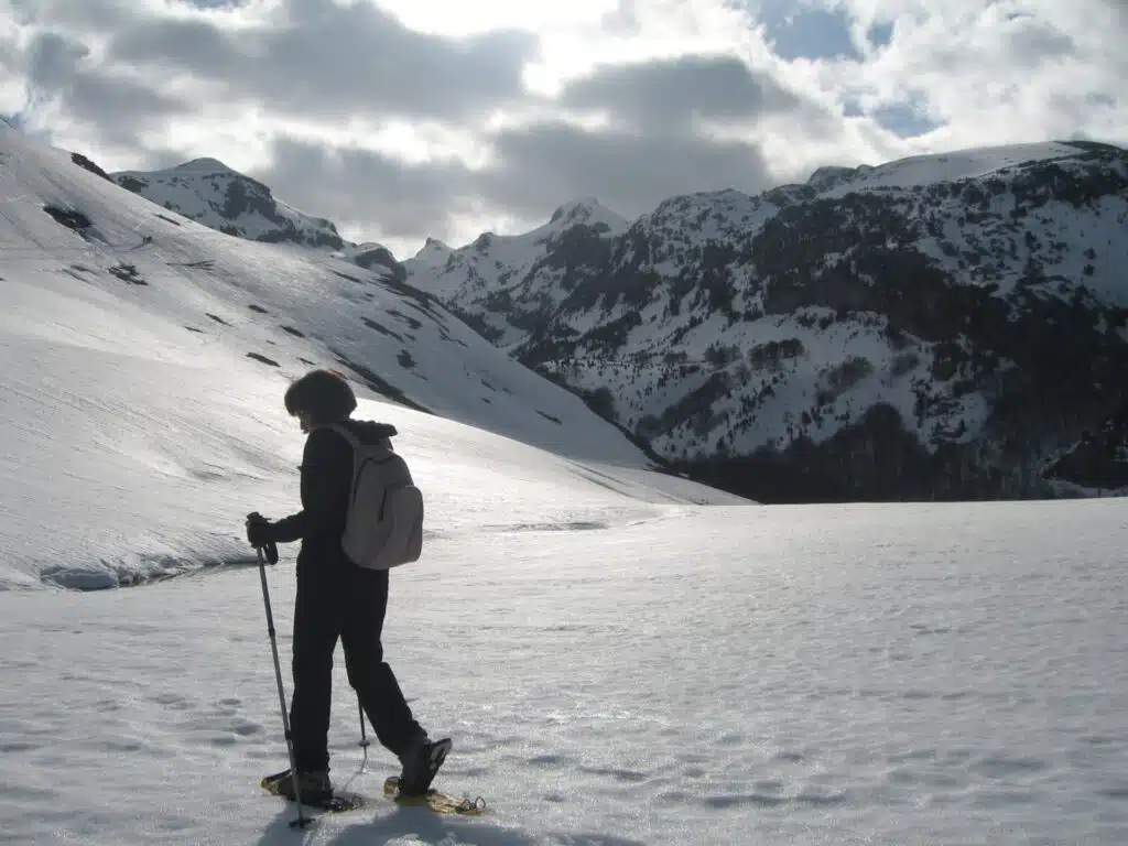 Caminando con raquetas de nieve em el valle de Tena