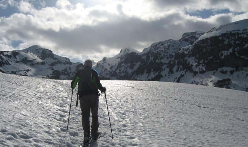 Aventura Invernal en el Valle de Tena: Explorando Rincones Secretos con Raquetas de Nieve