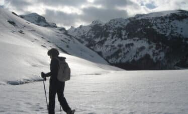 Caminando con raquetas de nieve em el valle de Tena