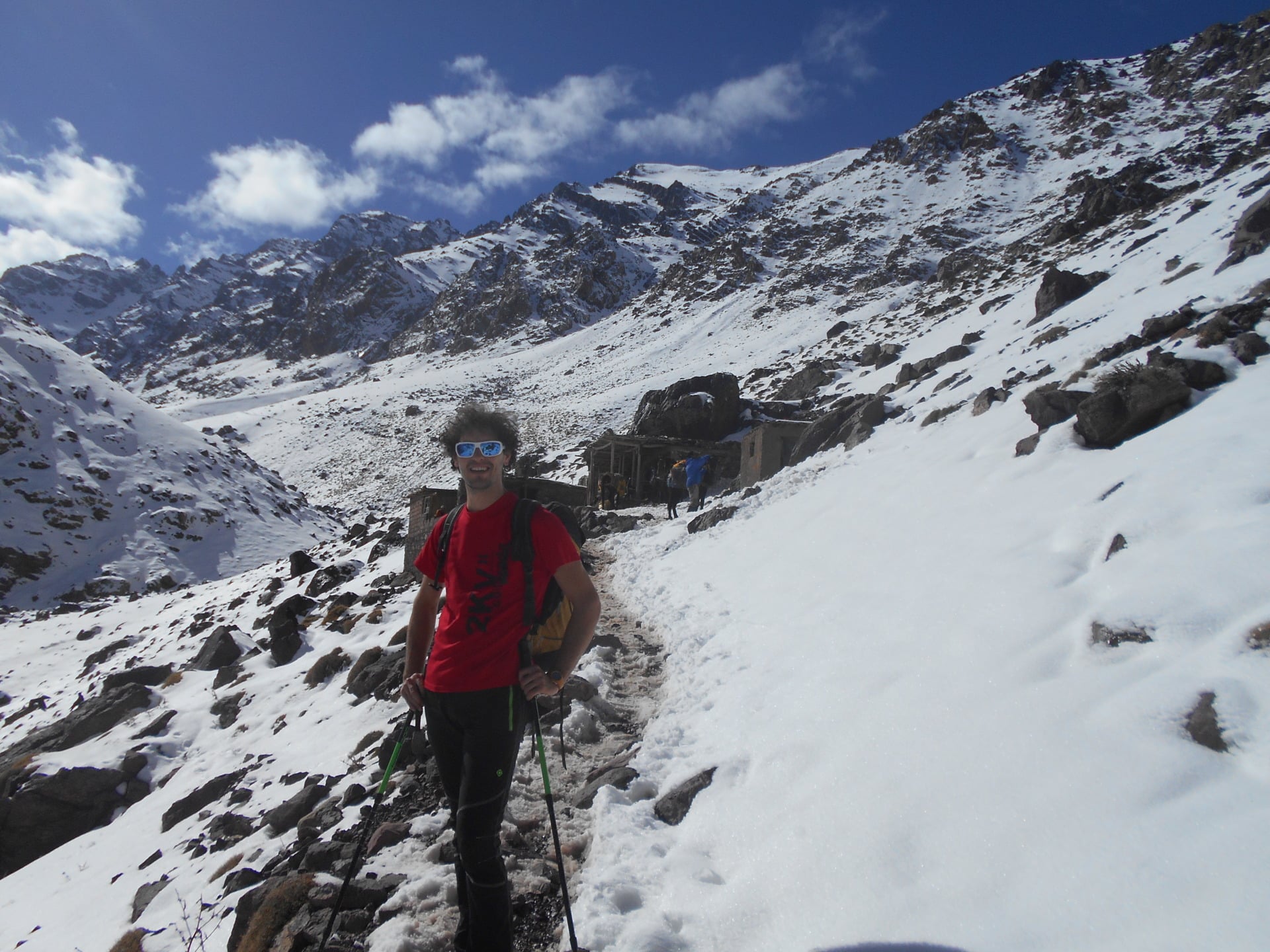 Trekking subiendo al Refugio del Toubkal