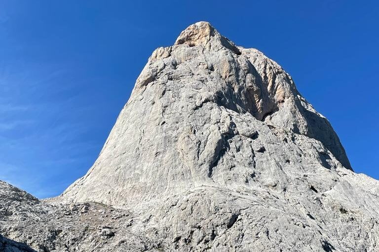 Ascenso al Naranjo de Bulnes: Desafío Vertical en el Corazón de los Picos de Europa