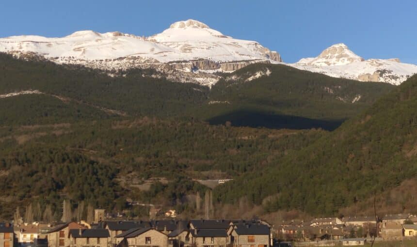 Ascensión a la Majestuosa Peña Collarada (2.886m). El rey del Valle