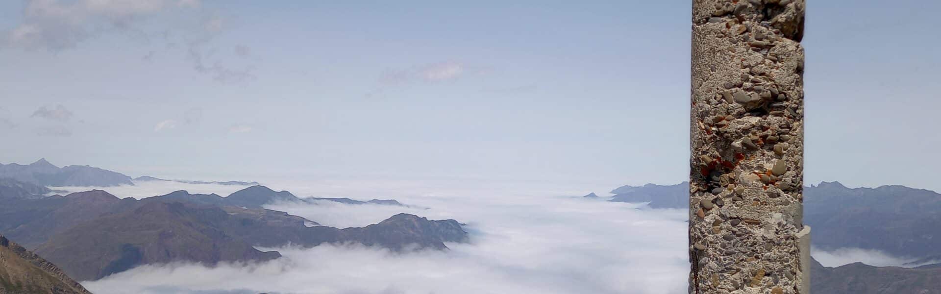 Foto en la cima del Aspe con mar de nubes al fondo