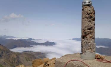 Foto en la cima del Aspe con mar de nubes al fondo