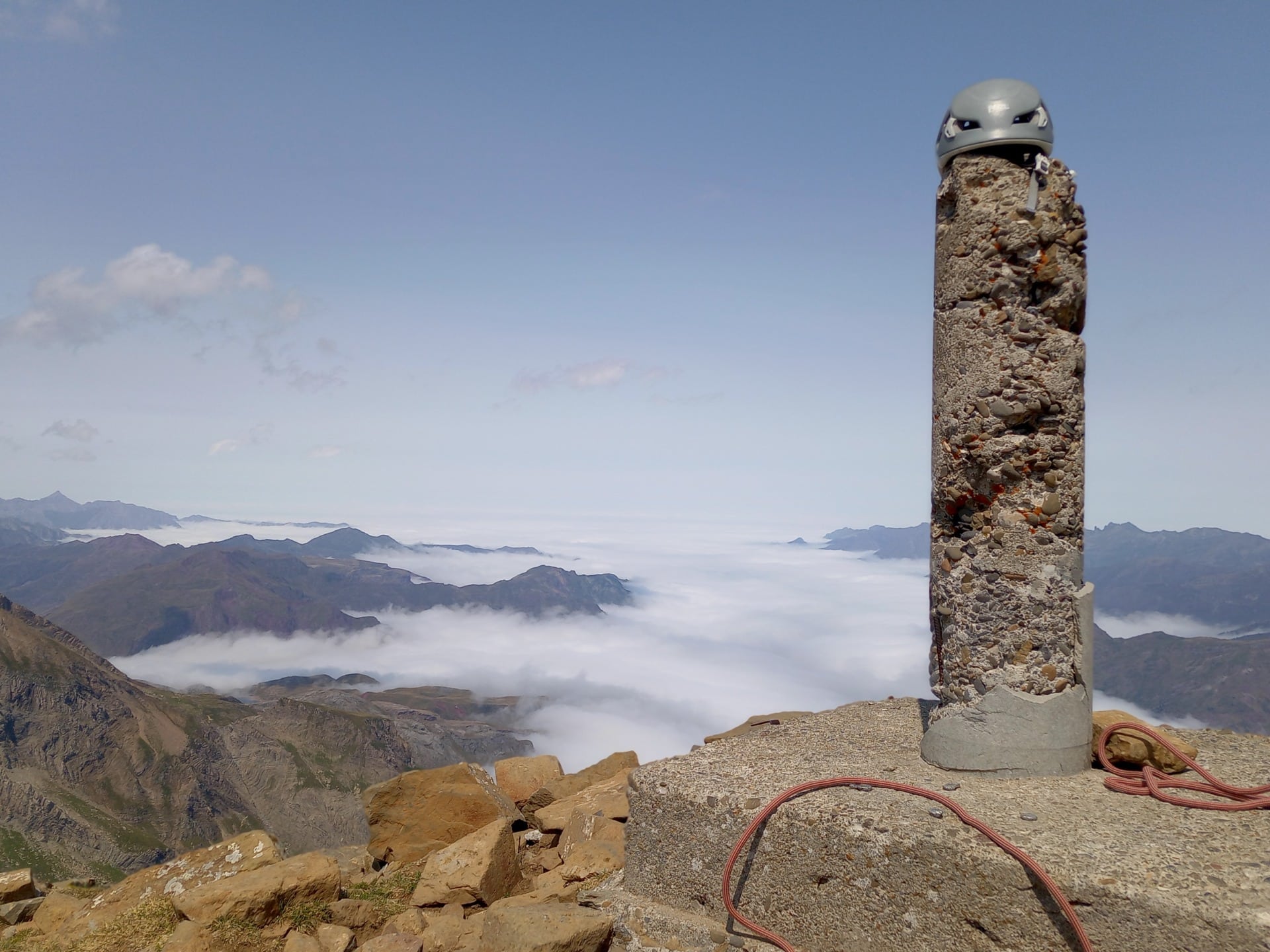 Foto en la cima del Aspe con mar de nubes al fondo