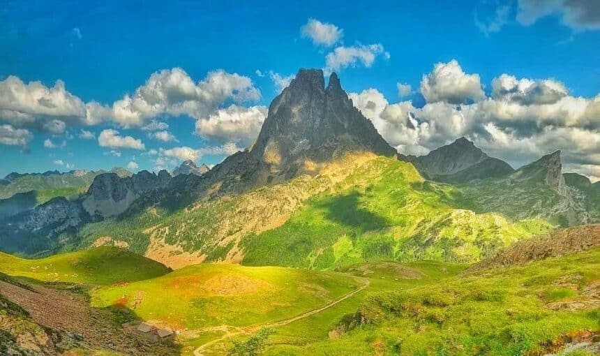 Trekking al Ibón de Escalar y Pico de los Monjes en la frontera entre Francia y España